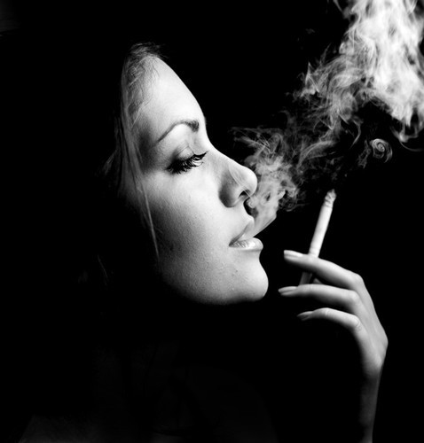 Девушка и сигарета